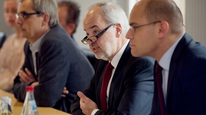 Pressekonferenz zur Auskreisung: Landrat Thomas Reumann, mit seinem Rechtsamtsleiter Dr. Claudius Müller (links) und Tobias Koch