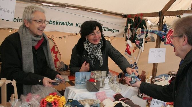 Ute Reichert und Notburga Braun (von links) verkaufen für den Tübinger Förderverein krebskranke Kinder auf dem Weihnachtsmarkt.