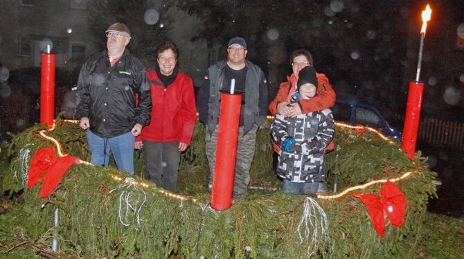 Über drei Meter Durchmesser hat der Engstinger Adventskranz. FOTO: LEIPPERT