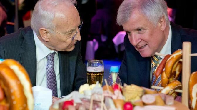 Horst Seehofer sitzt beim »Delegierte-Abend« zusammen mit dem ehemaligen Ministerpräsidenten Edmund Stoiber an einem Tisch. F