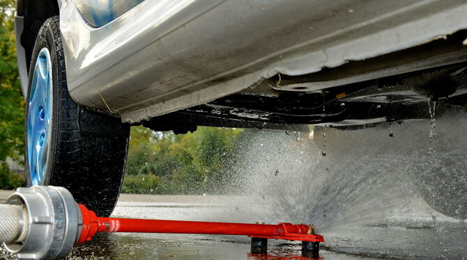 Diese Löschlanze hat die Reutlinger Feuerwehr speziell für den Einsatz an brennenden Elektro-Fahrzeugen entwickelt. Das Wasser s