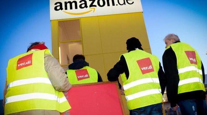 Streikende stehen vor der Betriebsstätte des Online-Händlers Amazon in Leipzig. Foto: Peter Endig