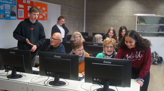 Die Klasse 9b mit ihren Schülern im Computerraum des Gymnasiums Münsingen. Markus, Chiara, Nicole, Rrezarta und Elodie (von link