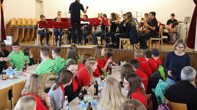 In Mägerkingen zeigen Jugendliche ihr musikalisches Können.  FOTO: BLOCHING