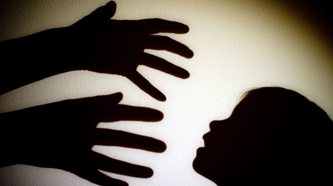 Kontaktsperre, Homeoffice und Kinderbetreuung überfordern Familien und lässt die Zahl der Fälle von häuslicher Gewalt steigen. F