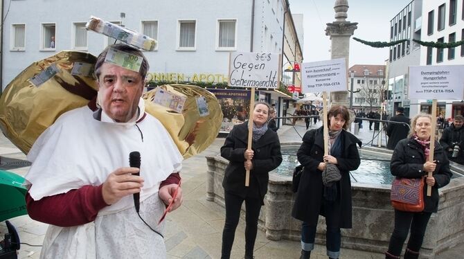 Den geldscheinbeklebten Erzengel Gabriel ließen die Argumente und Sorgen der Bürger kalt.  FOTO: TRINKHAUS