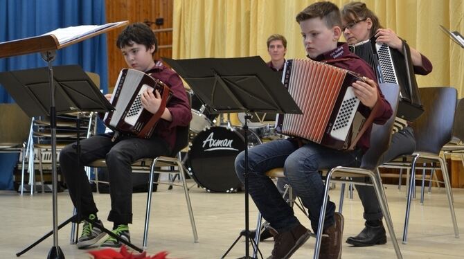 Die beiden Youngster Maximilian Hild (links) und Jonas Seidl (rechts) heimsten für ihre Lieder jede Menge Applaus ein. FOTO: ANT