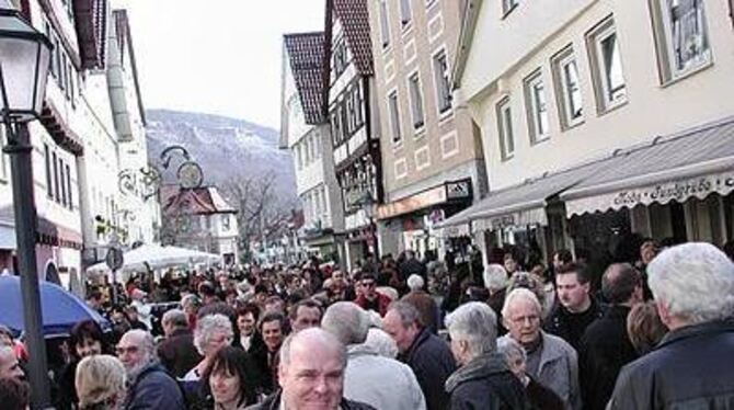 Voller Marktplatz und volle Straßen - der Bad Uracher Lamm-Event zog Massen an. FOTO: MAR