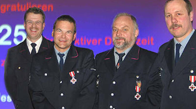 Ehrungen bei der Feuerwehr: (von links) Kommandant Harald Herrmann mit den Silber-Jubilaren Martin Ankele, Hermann Zeiler und Mi