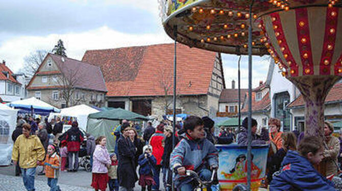 Trotz Wind und Wetter: Das Kinderkarussell auf dem Gomaringer Ostermarkt dreht ganz unbeirrt seine Runden. FOTO: ULP