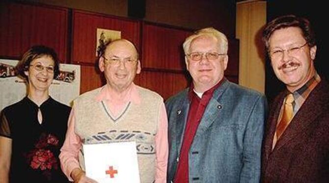 &raquo;Hier steckt Lebensleistung dahinter&laquo;, so Dieter Hillebrandt (rechts). Als Dank für die Stunden im Ehrenamt überreic