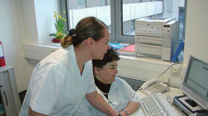 Schwester Ute und Schwester Inge betreuen die Patienten vor und nach dem ambulanten Eingriff.  FOTO: IGL