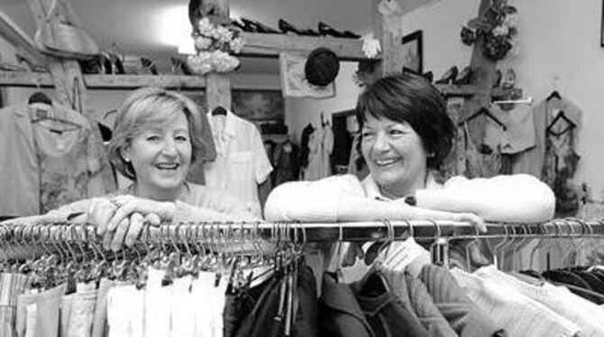 Karin Frech (rechts) und Ingrid Zweigle schaffen heute noch genauso gut gelaunt im Second-Hand-Shop wie vor 25 Jahren. FOTO: TRI