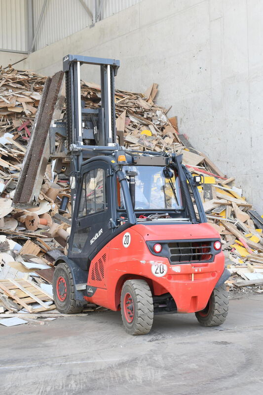 Nach der Erfassung folgt die grobe Vorsortierung per Hand oder mit dem Bagger. Insgesamt beschäftigt die Rohstoffverwertung dafü