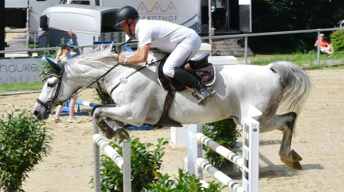 Constantin Sorg vom RFV Fronhofen siegte im abschließenden S-Springen des von der Reiterkameradschaft Pfullingen veranstalteten