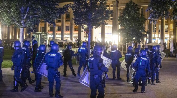 Als aus Party Randale wurde: Polizeieinsatz bei den Gewaltausbrüchen in Stuttgart Ende Juni, bei dem mehrere Beamte verletzt wur