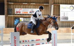 Nur drei Hundertstel fehlen der Gönningerin Rebecca Baier Loizaga mit ihrer Stute Charlene im M-Springen zu Platz zwei.  FOTO: P