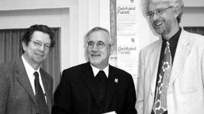 Bischof Gebhard Fürst (Mitte) mit den Moderatoren des Abends, Karl-Heinz Rauch und Paul Schlegl (von. links). FOTO: STRÖHLE