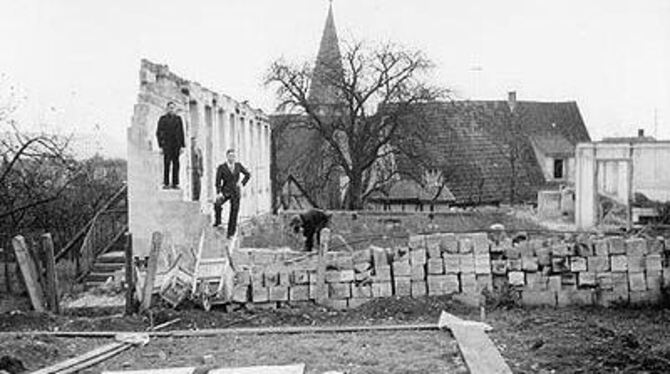 Nur noch eine Wand war stehen geblieben. Kusterdingens Jugendliche postieren sich auf der Ruine. FOTO: PR