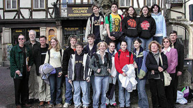 Empfang auf dem Marktplatz: Schüler aus Amerika besuchen Bad Urach. FOTO: MAR