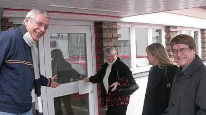 Symbolische Einladung in das Senioren-Internet-Café, das hier am Rathof entstehen soll: Horst Ries, Irmtraut Morciszek, Liane vo