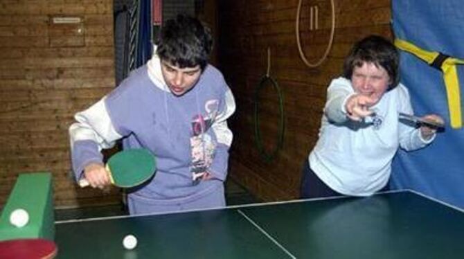 Anka Reitz (rechts) ist beim Ping-Pong-Training ganz in ihrem Element. Sport macht der 30-Jährigen riesigen Spaß. GEA-FOTO: PACH