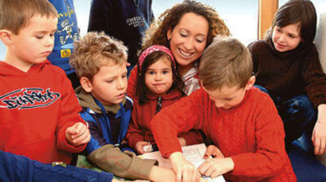 Die Vorlesestunde mit &raquo;Volunteer&laquo; Marilena Salonna ist im Kindergarten Bellinostraße besonders beliebt.  FOTO: TRINK