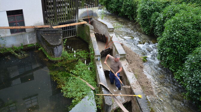 Reinigung der Fischtreppe.  FOTOS: OTT