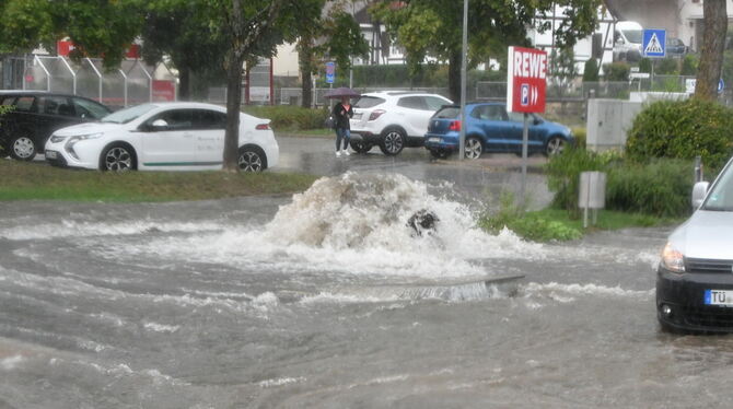 Die Kanalisation kann das viele Wasser nicht fassen.