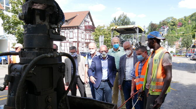 So geht Straßenbau: Landesverkehrsminister Winfried Hermann (Mitte) lässt sich von einem Brodbeck-Mitarbeiter erklären, wie die