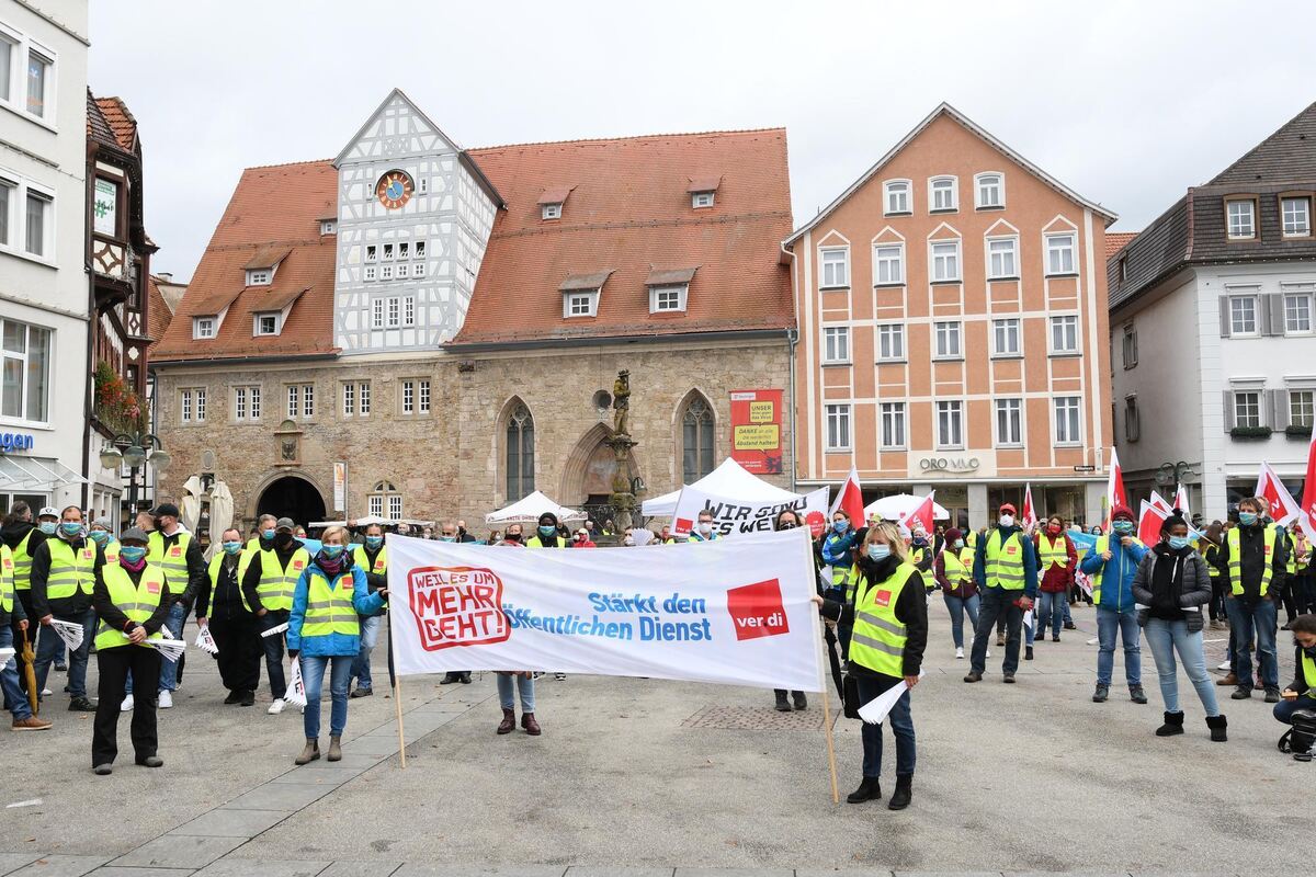 Über 600 Menschen waren laut Verdi bei der Kundgebung auf dem Marktplatz.