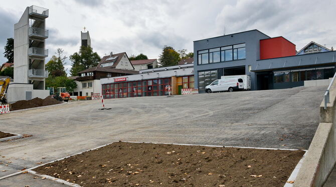 Der Anbau am Feuerwehrgerätehaus in der Schillerstraße (grau) steht und wird auch schon genutzt. FOTO: NIETHAMMER