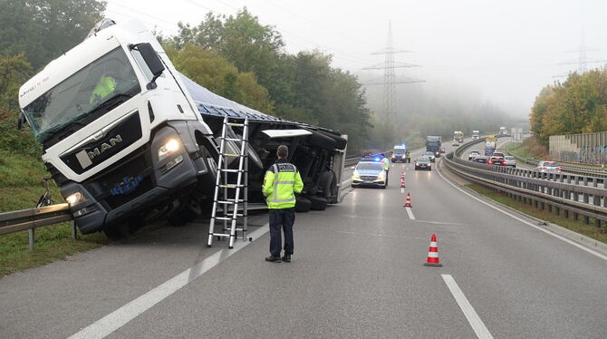 Der umgekippte Lastwagen an der B28 in Fahrtrichtung Metzingen.