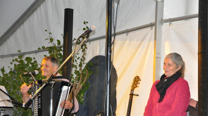 Susanne Zimmerer und August Faller beim Mundart-Abend im Zelt.  FOTO: BIMEK