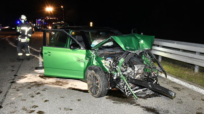 Vollsperrung der B 27 bei Bodelshausen nach der Kollision von zwei Fahrzeugen am Dienstagabend.