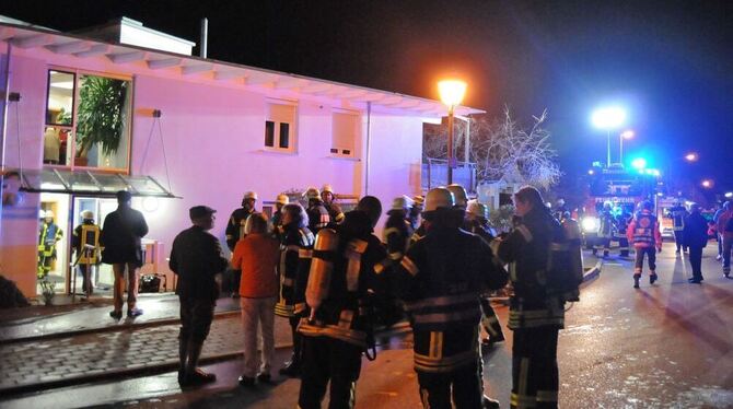 Rettungskräfte in Bereitstellung vor dem Samariterstift in Entringen. GEA-FOTO: MEYER