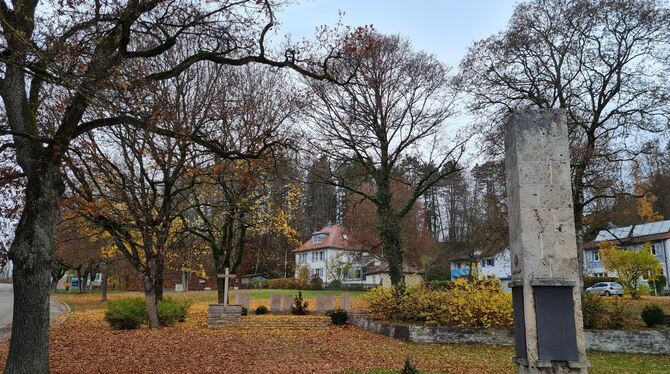 Zwei große Denkmale erinnern auf dem Platz an der Uracher Straße an die Gefallenen und Vermissten beider Weltkriege aus Münsinge