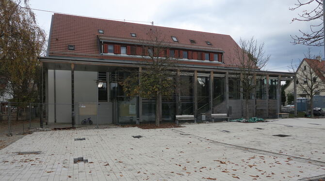 Ein Blick durch den Bauzaun zeigt das neue Betonsteinpflaster des Rathausplatzes in Wannweil. FOTO: KLEIN