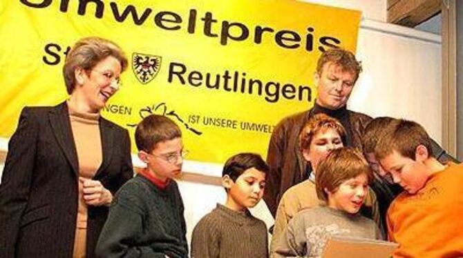 Das ist Oberbürgermeisterin Bosch einen Umweltpreis wert: Gutenbergschüler tun was für Reutlingens Tierleben. GEA-FOTO: HD