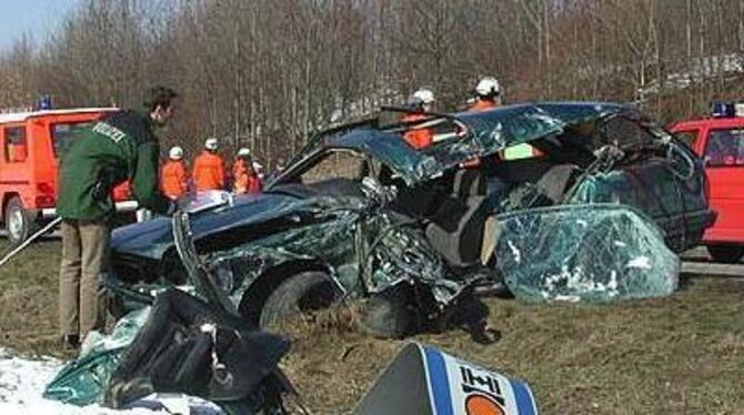 Schwerer Unfall auf der Bundesstraße 28 zwischen Bad Urach und Dettingen: Die Fahrerin dieses Autos wurde beim Zusammenstoß mit