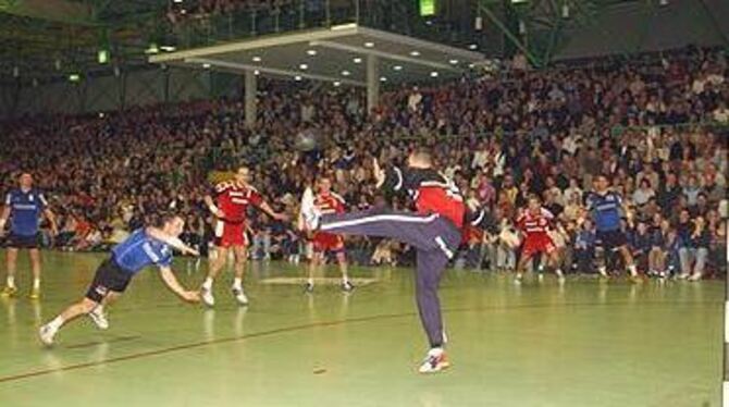 Proppenvoll: Die Kurt-App-Sporthalle bei einem Heimspiel der Bundesliga-Handballer. FOTO: MARKUS NIETHAMMER