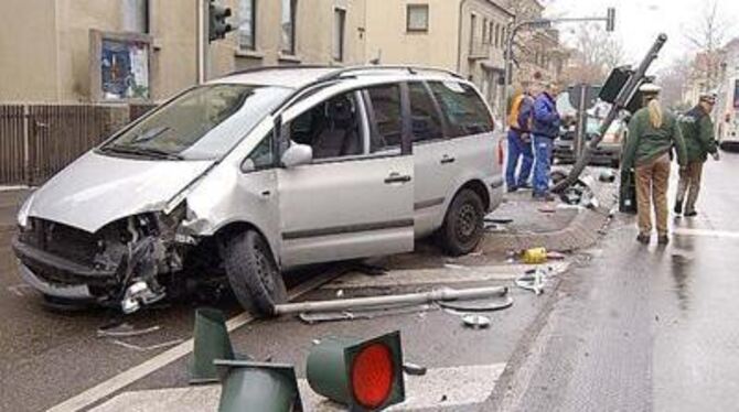 Der Unfall auf der Marktstraße sorgte für Staus in Pfullingen. FOTO: NIETHAMMER