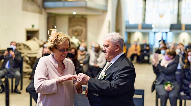 Adolf Weeber streift seiner Christa Weeber 55 Jahre nach der standesamtlichen Hochzeit einen Ring über.  FOTO: LICHTGUT /GEA