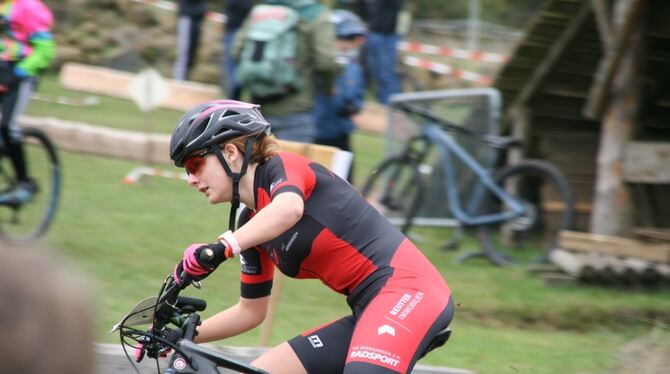 Lina Huber ist begeisterte Mountainbikerin und mit 14 Jahren bereits deutsche Meisterin.  FOTO: VEREIN