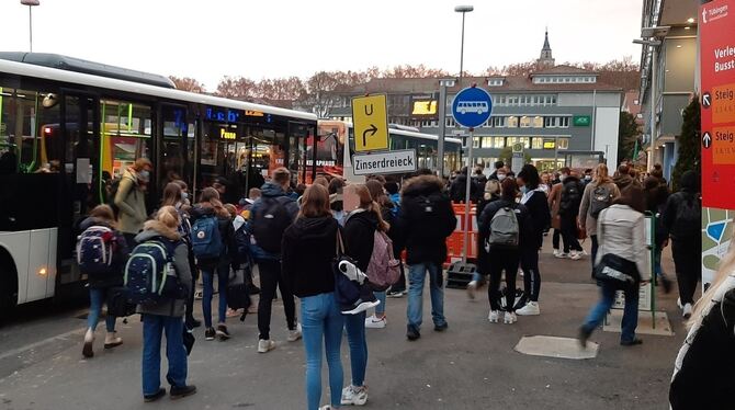 Morgens ist am Tübinger Bahnhof einiges los.  FOTO: KAMMERER