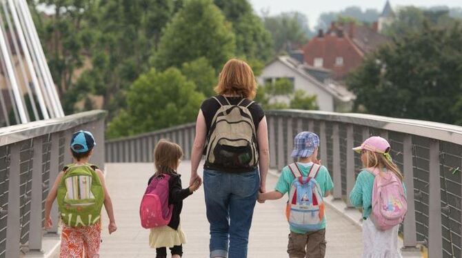 Die Koalition will eine Kindergeld-Erhöhung prüfen. Foto: Sebastian Kahnert/Archiv