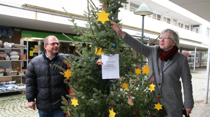 Edeltraut Stiedl und Hannes Höltzel begutachten einen der zehn Christbäume auf dem Dresdner Platz, die von Kindergartenkindern u