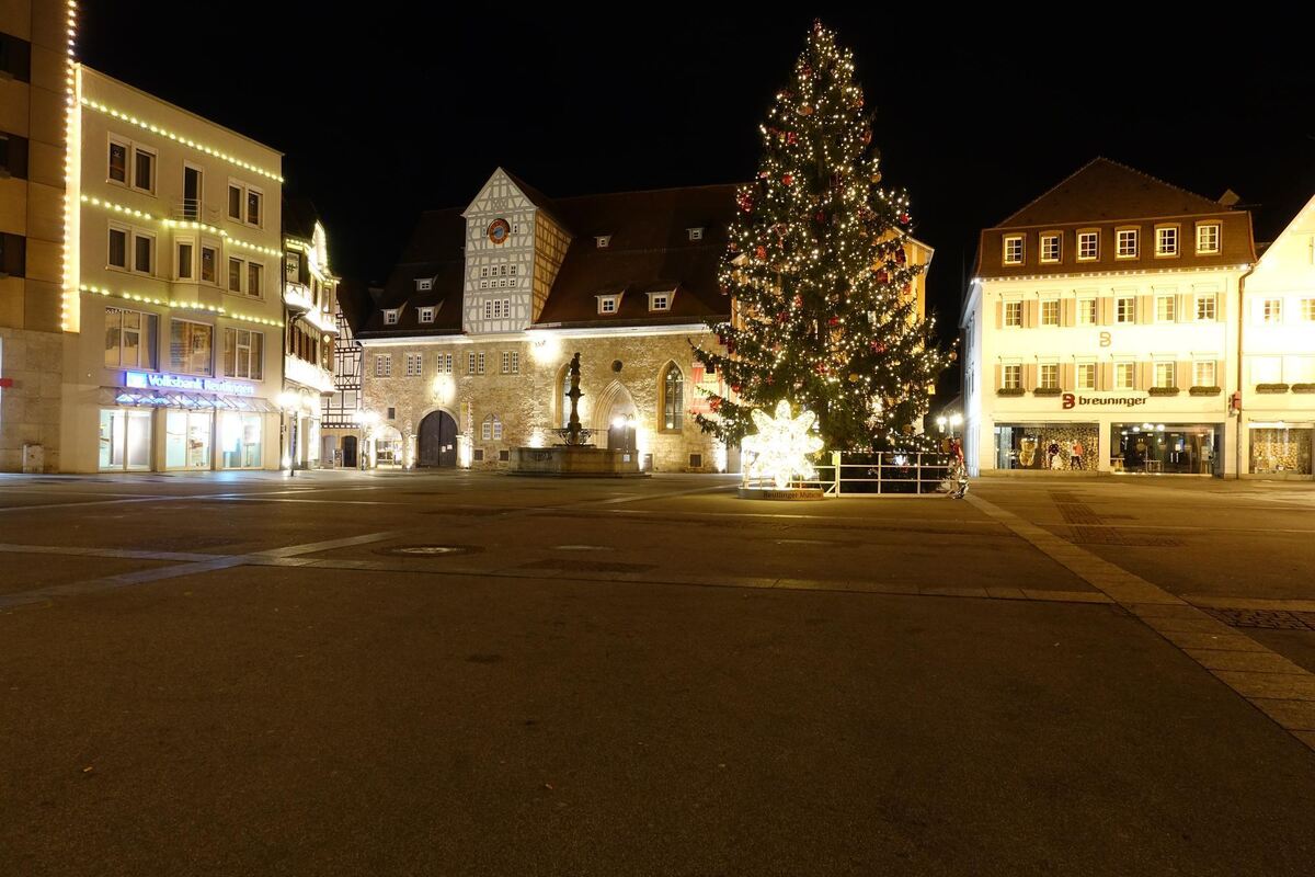 Der Marktplatz ist so menschenleer und ruhig, dass man auf einmal das Plätschern des Maximilianbrunnen hört.