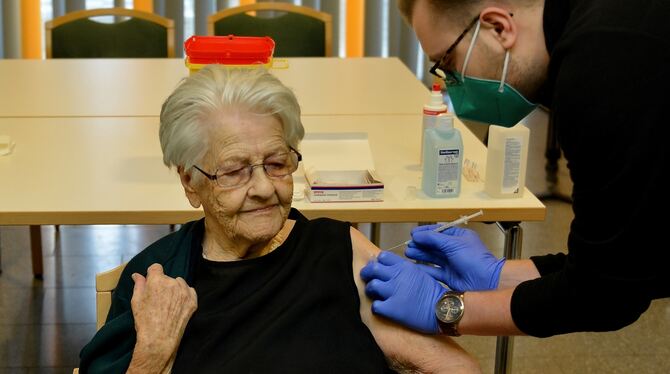 Die erste gegen Corona geimpfte Seniorin im Kreis Reutlingen: Marianne Moll (94) wird vom Medizinstudent Hermann Eckhardt ( 24 )