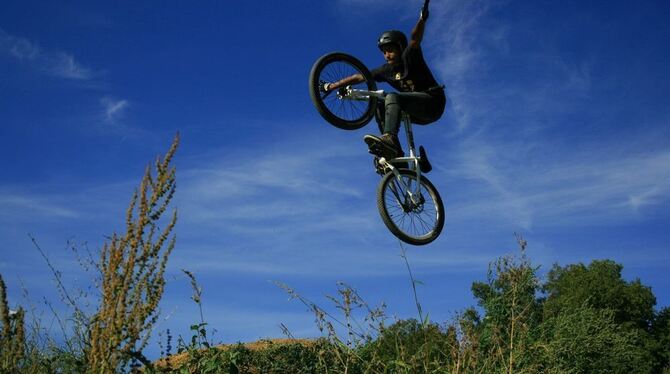 Der neue Dirt-Park an der Metzinger Nordtangente gewinnt Gesicht. Vom Frühjahr an sollen Biker dort wieder akrobatische Sprünge